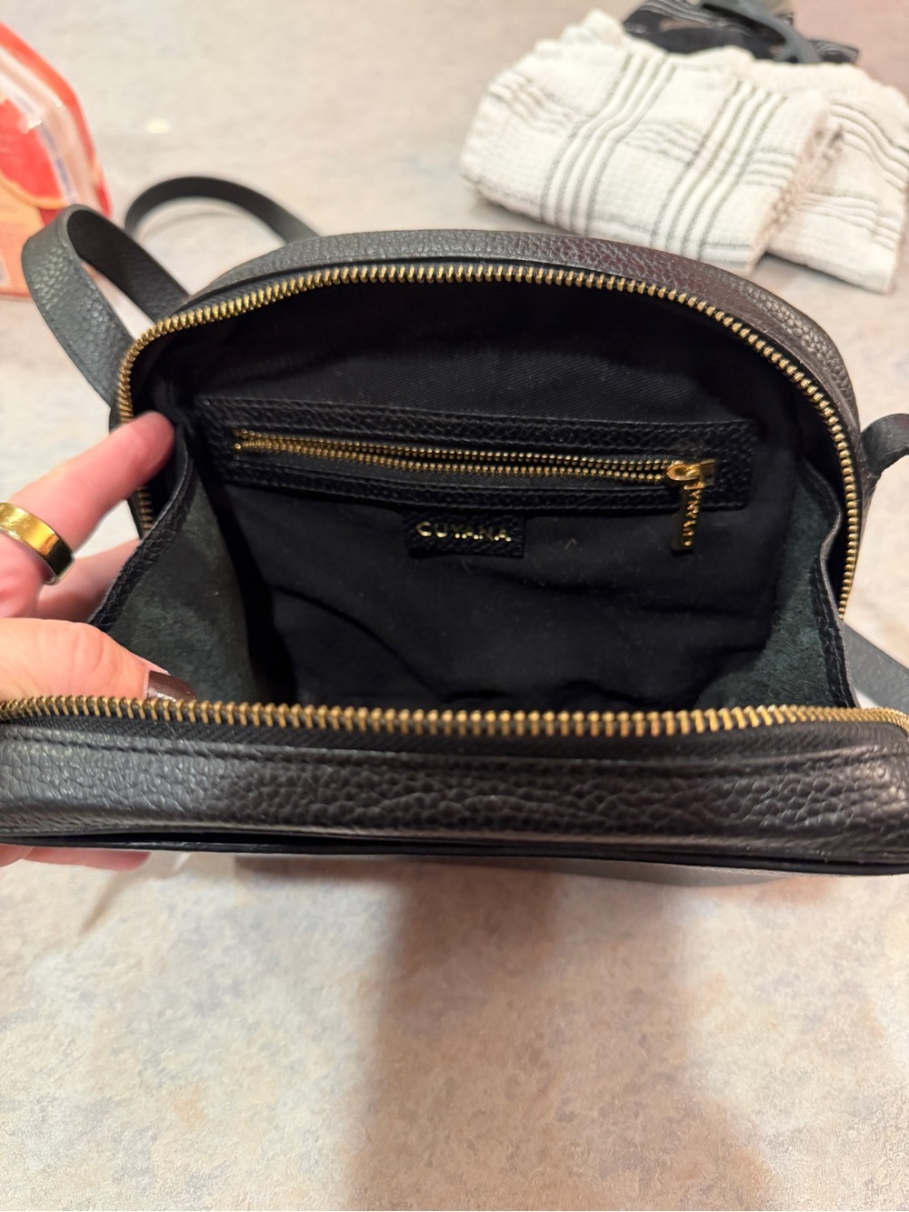 Cuyana Black Pebbled Leather Camera Bag Single Zip Tassel Crossbody Purse EUC - Picture 4 of 4